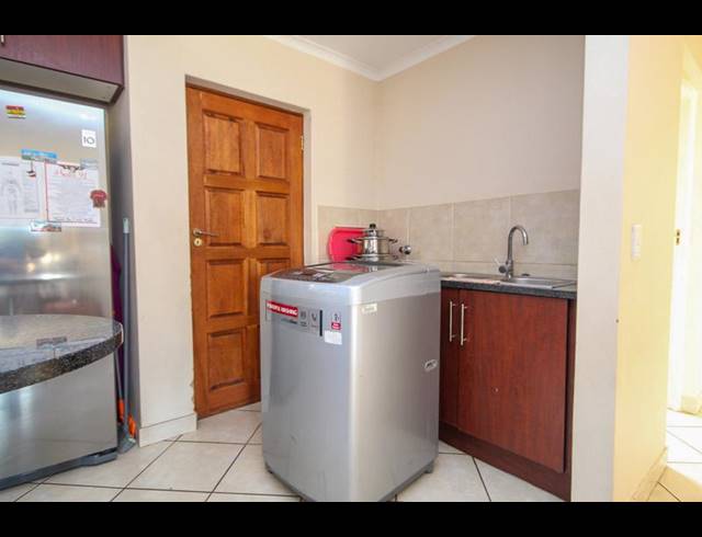 3 BEDROOM TOWNHOUSE FOR SALE IN THATCHFIELD